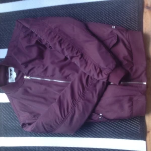  - Bomberjacka från junkyard. Gott skick i röd/lila, inköpt sent förra sommaren. Finns i Sthlm! 