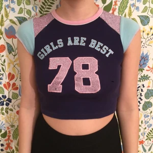  - KAXIG smånopprig t-shirt!!!
OBS. Fr barnavdelningen, TAJT och KORT!!
Men jävligt mkt girlpower!!!