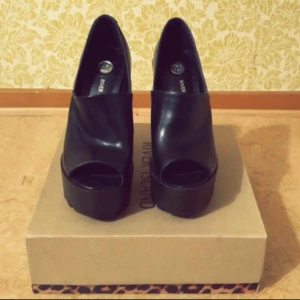  - Svarta lack pumps från River Island, öppen tå. Som nya, använda 2 gånger. Storlek uk 6, 39. 