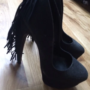  - Svarta klackskor från Nelly. Aldrig använda, för stora.