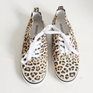  - Vansliknanade skor från H&M divided. Använda endast en gång! Du står för frakt, 69kr. Jag har svish 🐯✨ 
