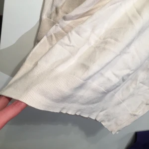  - Lång tröja, går över halva rumpan ungefär. Använd men fint skick, skrynklig pga legat nertryckt i en låda alldeles för länge. Swishbetalning, frakt tillkommer. 