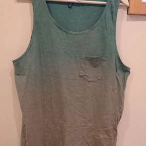  - Violett blått/grönt linne som går över till grå nertill.

