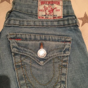  - Äkta true religion jeans köpta i Miami!

Storlek 24, skulle säga att de passar 23-25 beroende på hur man vill att de ska sitta.

Nyskick, använda fåtal gånger :)

Köptes för 3000kr, sitter sjukt bra på med lite bootcut.

Hör av dig för bättre bilder! :)