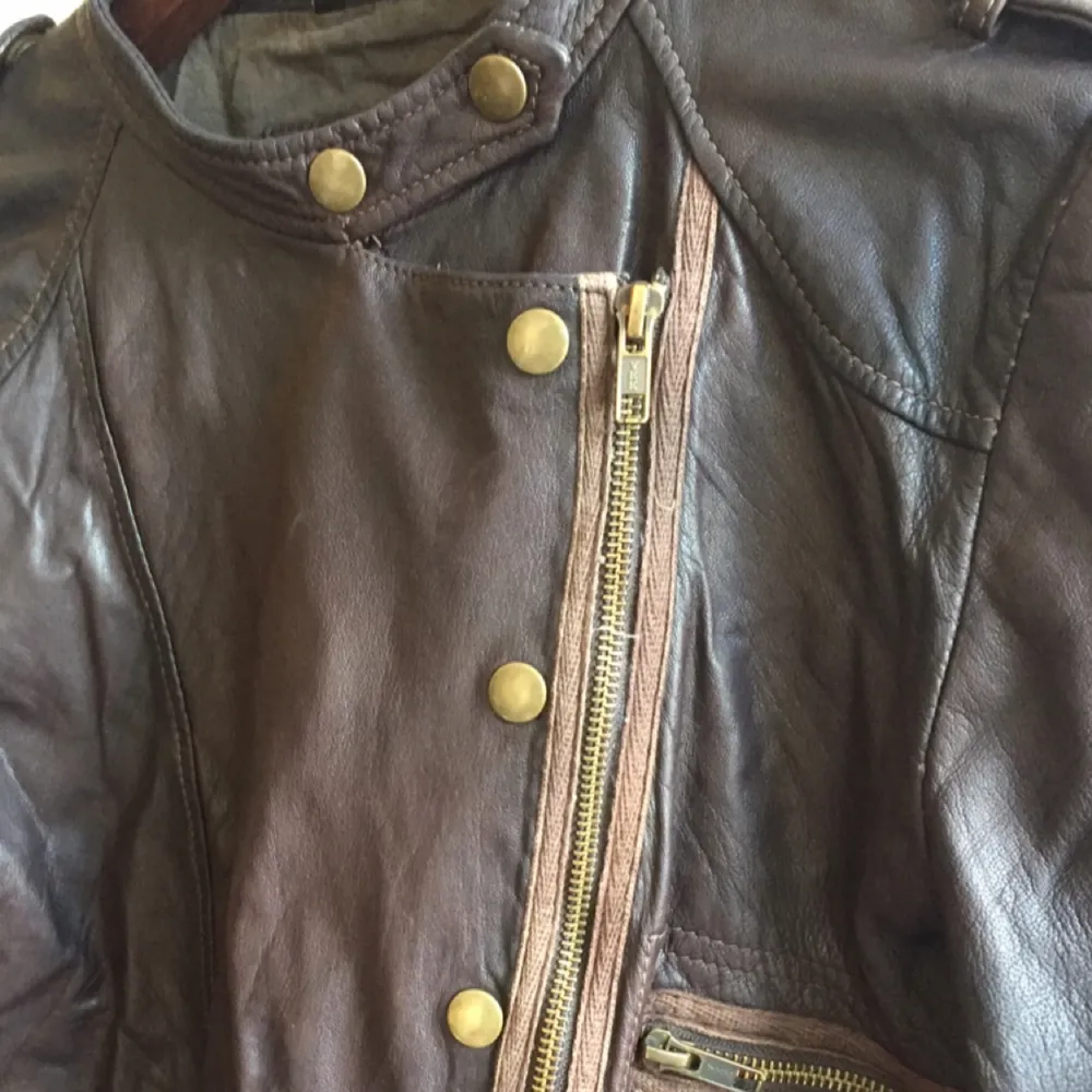 Brown leather jacket with cool details from Kookaï. A tight fit. Great condition, barely used. . Jackor.