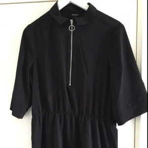  - Snygg top från Monki men sjukt snygga detaljer! Resår i midjan✨😀 aldrig använd dock är lappen bortklippt! 