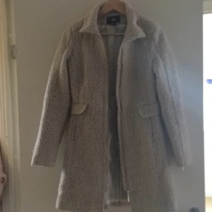  - Så fin jacka, tyvärr för liten för mig och därför aldrig använd! Guld detaljer som ger den det där lilla extra! 💃🏼