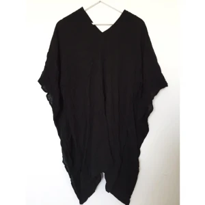  - Strandklänning som funkar även annars. Svart och luftig. Bohemisk stil. 