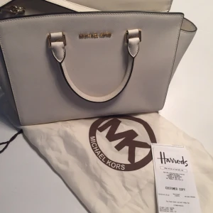  - Nästintill oanvänd Michael kors-väska, modell Selma. Köpt på Harrods i London, kvitto finns:) färgen är benvit!