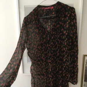  - Gammal fin transparent klänning från indiska. Inköpt ca 2005. Snygg tex med en enkel kort svart klänning under.