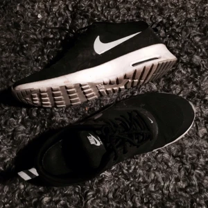  - Nike air max thea Black. Storlek UK 7/ eur 41. Jag är storlek 40 och de passar perfekt så tror de är lite små i storleken. Sparsamt använda. 