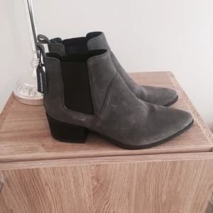  - Helt nya stilrena och snygga Chelsea ankle boot från Vagabond. Gjorda av mocka och skinnsula, innerfodret av textil. Modell Marja. Nypris 1100kr. 