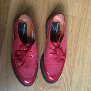  - röda skor från Thor
sköna men för små för mig så köp dem och bli cool