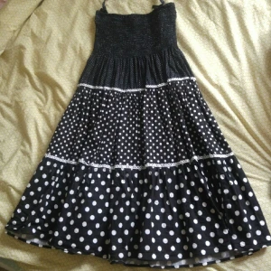  - Prickig, vadlång bomullsklänning från Monki. 
Reglerbara axelband, kan användas som halterneck eller utan. 

Pga den elastiska överdelen kan klänningen även användas som långkjol.
Stl S.
Hämtas enl. överenskommelse eller skickas mot frakt. 