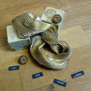  - 
Golden vintage headband and Clip earings with modern Zulu touch from South Africa. Price for the set.