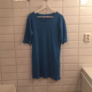  - Jag säljer min klänning ifrån Junkyard i storlek S då den knappt blivit använd. Den är i mycket bra skick, som ny. Jag tycker den är storleksenlig!