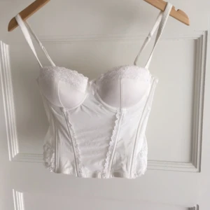  - En vit korsett med spets från H&M! Ganska liten i storleken! Jättefin till ett par jeans med en skjorta över! Köparen står för eventuell frakt 