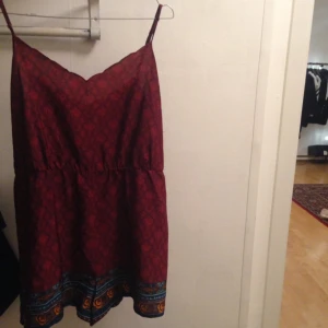  - Snygga jumpsuit från Urban outfitters, storlek L men sitter som M 