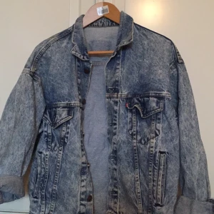  - Oversized jeansjacka från Levis' köpt på beyond retro för 499. Sitter lagom oversized på mig som har storlek S/M i vanliga fall! 