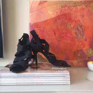  - Blå mocka klackar från zara. Nästan oanvända.  Köparen betalar eventuell frakt