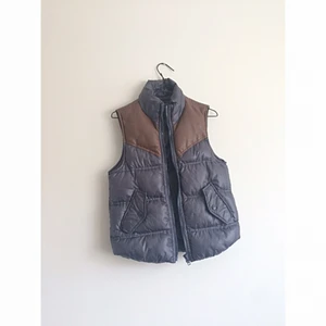  - Snygg dunväst ifrån Gina tricot med snygga detaljer. Använd 1-2 gånger. Fint skick! Frakt 56kr✨