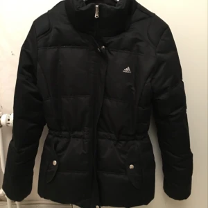  - Äkta adidas dun jacka 
Använt den en vinter