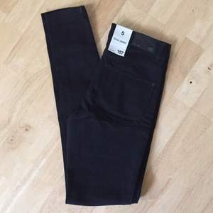Svarta skinny jeans från Lager157. Storlek Small. Oanvända med prislapp kvar. 