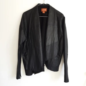  - Skinnjackan från Elin Klings samarbete med H&M 🙌🏻✨ Snyggt oversized med dragkedjedetlajer på ärmarna. Passar även dig som har storlek 36. Frakt 69kr 📦 Har svisch 💸✨ nypris var 1500kr