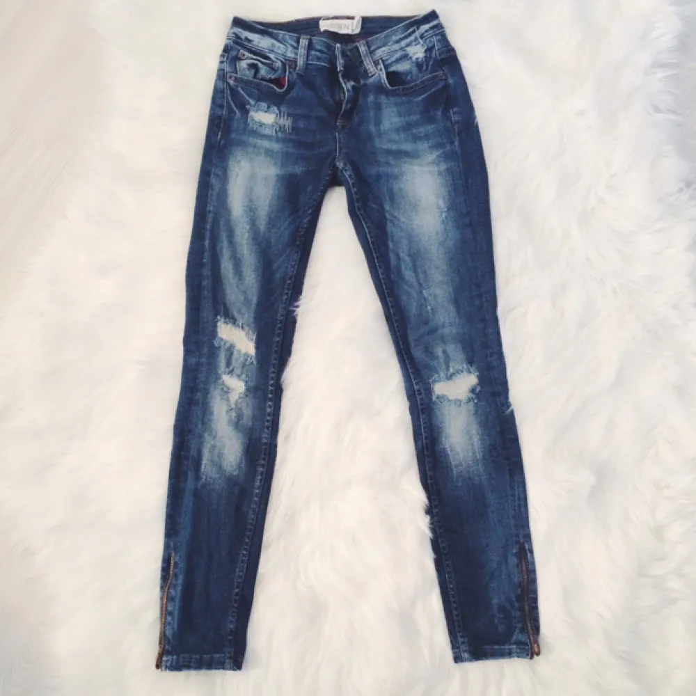 Slim jeans från Gina Tricot 
Använd ett fåtal gånger
Köpt för 399kr 
Frakt tillkommer på 50kr . Jeans & Byxor.