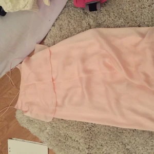  - Söt rosa klänning med band som går i kors bak i ryggen