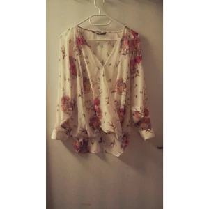  - vacker  blus från Zara . Aldrig använd .  kan skickas på post .:) 