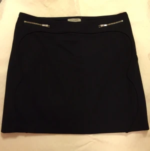  - Helt ny hunkydory kjol med fina detaljer och bra kvalité!
69% viscose, 25% polyamid, 6% elastan