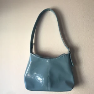 Daniel Silfen väska ”ulla” - ljusblå i vinyl - oanvänd! 22 cm bred. 