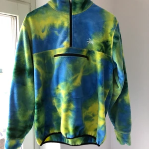 Stüssy fleece - Stüssy tiedye fleecetröja som jag bara använt ett fåtal gånger! Perfekt till vintern samt praktisk med en ”magficka”. Buda gärna!
