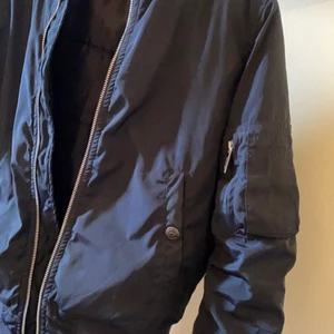 Marinblå bomberjacka  - Marinblå bomberjacka från Crocker i fint skick. Använt några få gånger. Passar bra till våren och hösten. Frakten ingår i priset 