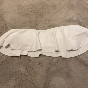 Vit Bikini  - En vit bikini överdel, aldrig riktigt kommit till användning så i superbra skick, denna är i storleken S💕💕 del kostar 40kr ink frakt🥰