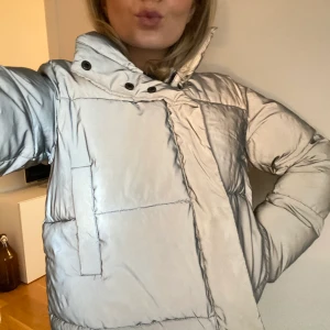 Reflexjacka - Från Hannalicious kollektion för NAKD. Köp här på plick, men den kommer dessvärre inte riktigt till användning. Fins skick men lite slitage vid handlederna.