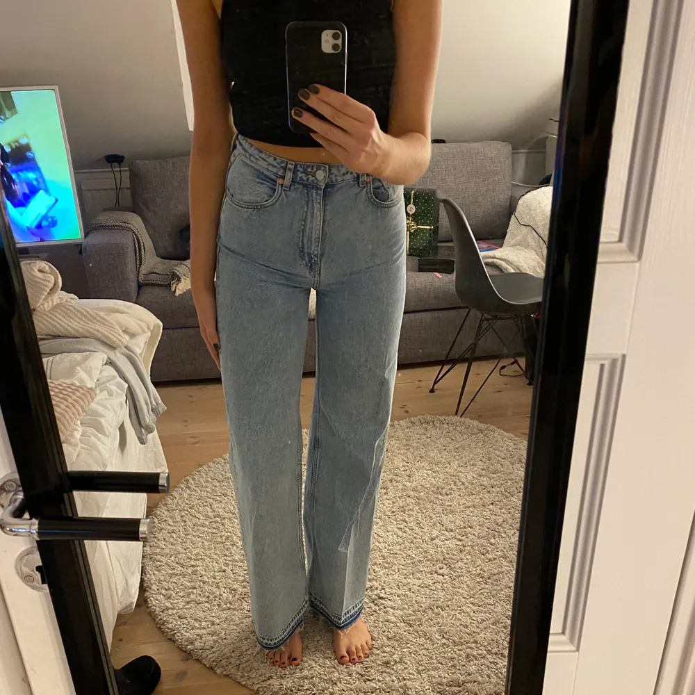 Ljusblå jeans från weekday i modellen ace som tyvärr är lite för korta för mig som är lång . Jeans & Byxor.