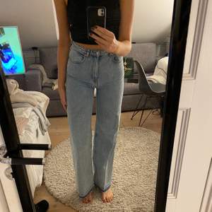 Ljusblå jeans från weekday i modellen ace som tyvärr är lite för korta för mig som är lång 