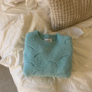 Stickad tröja från & other stories✨ - Superfin stickad tröja från & other stories. Använd kanske 5 gånger. Nypris: 895kr🥰