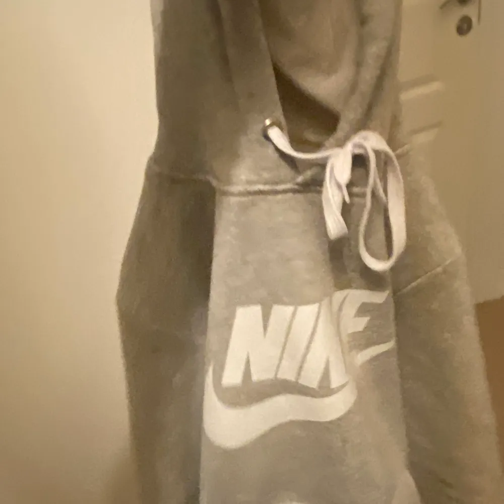 Storlek S, Knappt använd, grå Nike hoodie, bra skick.. Hoodies.