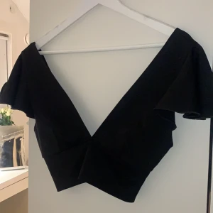 Nelly - Säljer nu min fina topp från Nelly pga fel storlek, därför aldrig använd! Svart croppad modell i storlek xs, passar även s. Köparen står för frakten. 