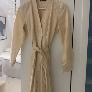 Zara - Säljer min oanvända jumpsuit från Zara pga att jag måste få mer plats i garderoben. Beige i storlek xs men passar en s också! 
