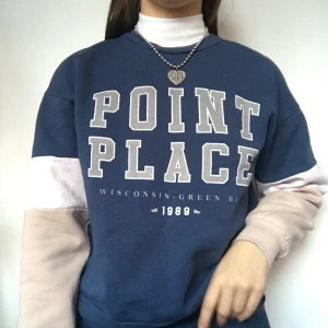 Collage tröja - Gammal favorit som inte är min stil längre. Bra skick. Ursnygg att ha över en vit skjorta eller vit polo. Skriv privat vid intresse. Köpare står för frakt. Budgivning pågår!