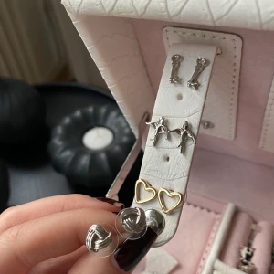 Örhängen - Säljer 4 par så fina örhängen, 3 i silver och 1 i guld. 30/st, alla för 100kr:)