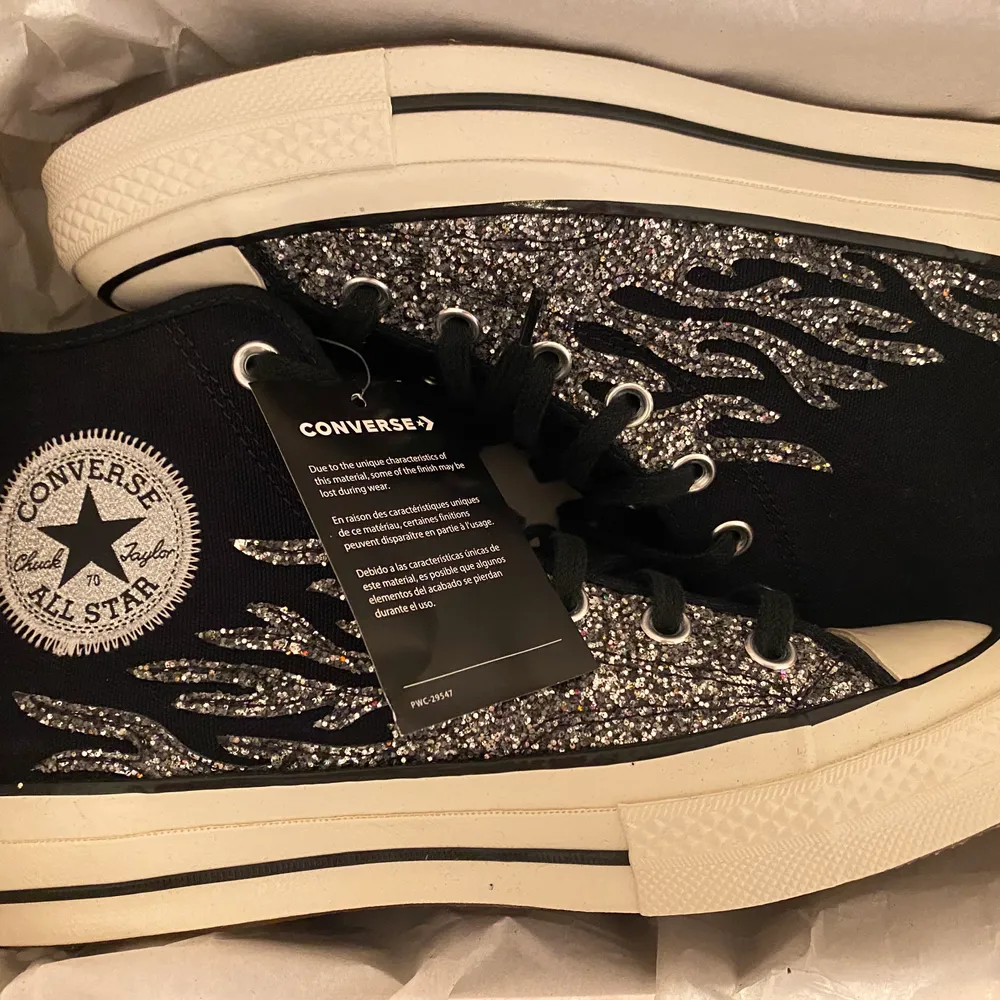 Säljer mina helt oanvända as coola chuck taylor all star 70s. Köpa för 1000kr. Tveka inte på att höra av er vid frågor eller funderingar! 💗💗. Skor.