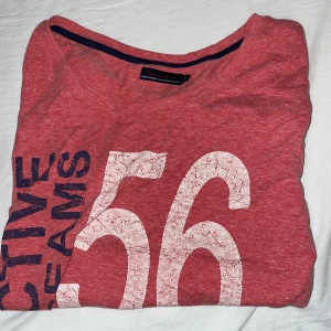 T-shirt i sorlek S.  - T-shirt i stolek S. 40:-