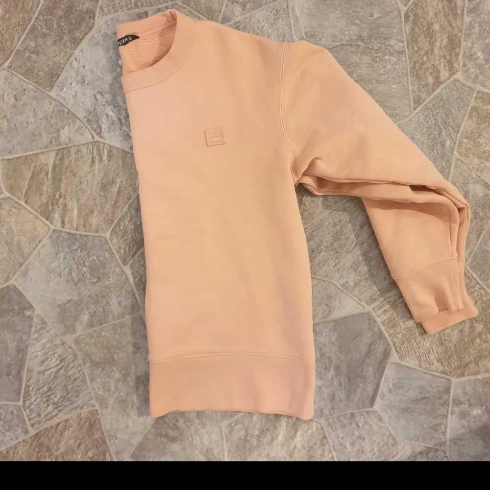 Acne tröja i rosa till salu  (passar xs o s) lite oversize. Tröjor & Koftor.