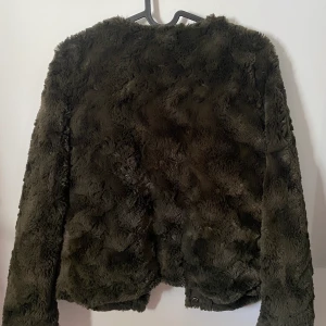 Pälsjacka - Säljer min gröna pälsjacka då den är för liten för mig. Använd 3 gånger, i nyskick i storlek XS.