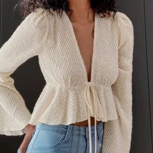 Knytblus  - Super gullig ljusgul topp / blus som knyts fram. Inte stretchig och var även liten i storleken så skulle säga att den passar S också. Förövrigt är den i nyskick 😊❤️ Köp direkt: 150kr